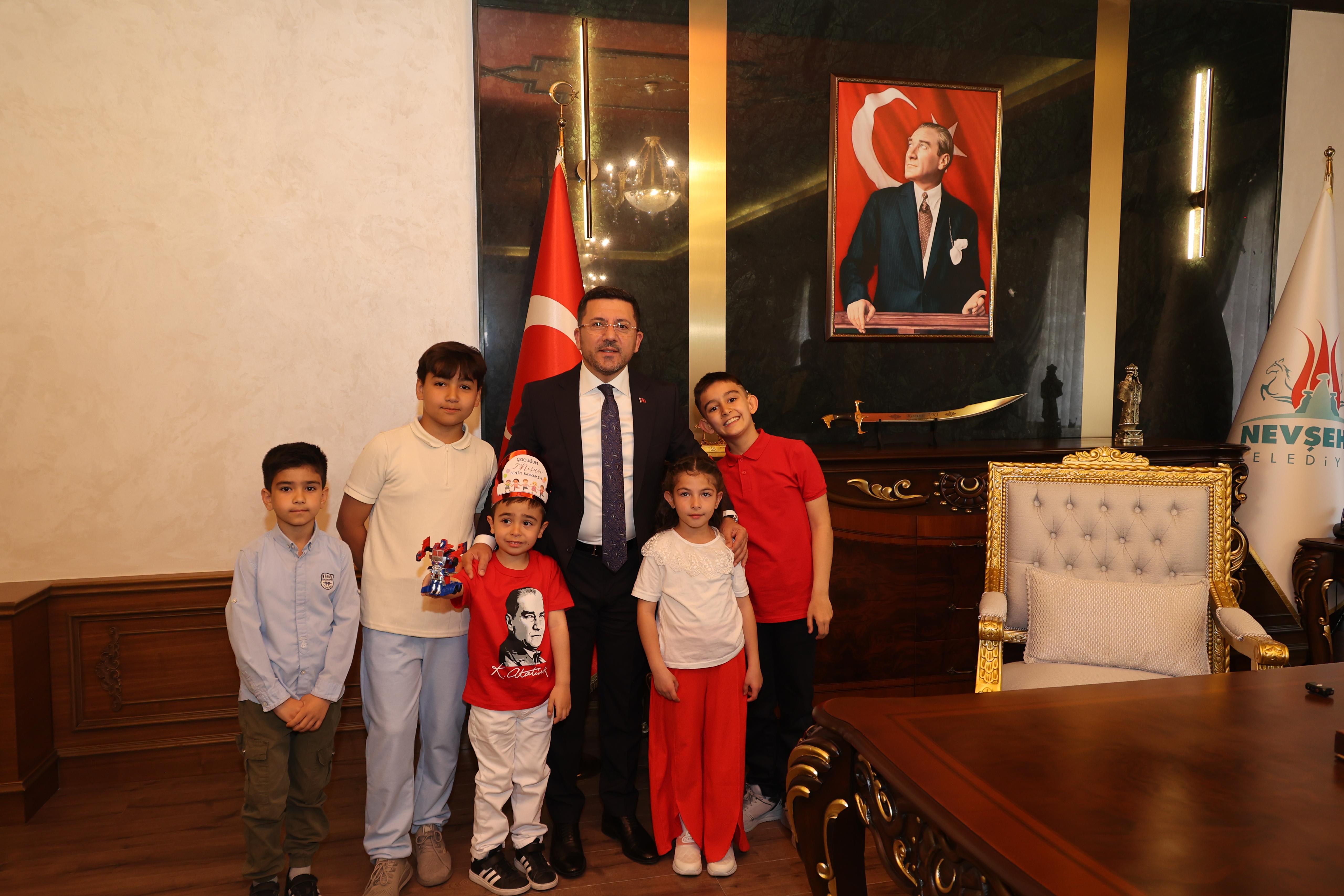 Başkan Arı, 23 Nisan'da Koltuğu Çocuklara Devretti